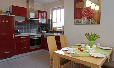 Küchenzeile mit Esstisch