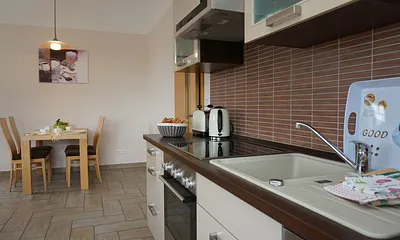 Küchenzeile mit Esstisch