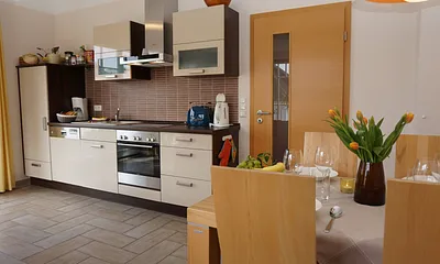 Küchenzeile mit Esstisch