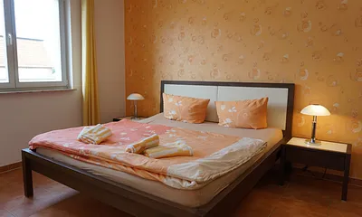 Schlafzimmer mit Doppelbett