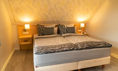 Schlafzimmer mit Boxspringbetten