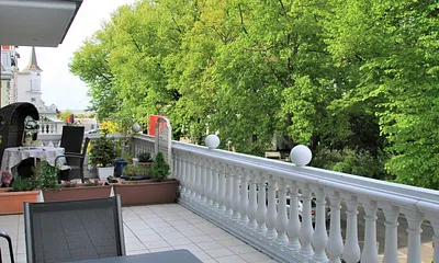 Ausblick Balkon in Richtung Ostsee, rechts der Warnemünder Kurpark