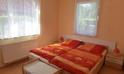 Schlafzimmer mit Doppelbett