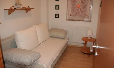 Zweites Schlafzimmer mit ausklappbarer breiter Schlafcouch