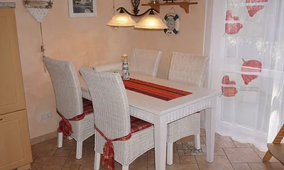 Esstisch mit Zugang zur Terrasse