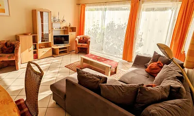 Sitzecke mit SAT-TV und DVD-Player