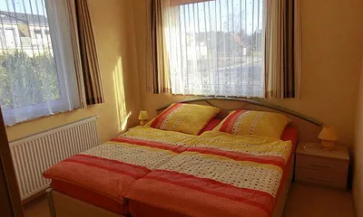 Schlafzimmer mit Doppelbett