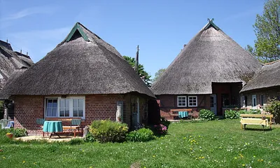 Das Ferienhaus mit den Terassen auf der linken Seite