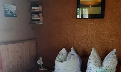 Blick vom Eingang in den Wohnschlafraum