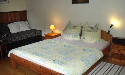 Blick vom Eingang in den Wohn- & Schlafbereich