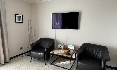 gemütlichen Sitzecke mit großem TV und Internet Radio 