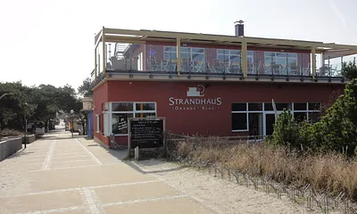 Auf der Terrasse vom Strandhaus "Orange Blue" ,an Ihrem Strandaufgang, haben Sie einen direkten Blick auf die Ostsee und den Strand. Hier können Sie einfach mal die Seele baumeln lassen. 