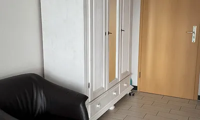 Eingangsbereich mit großem Kleiderschrank