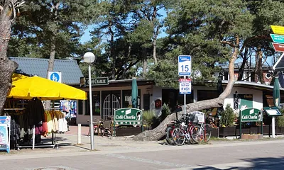 Der Strandaufgang befindet sich direkt neben dem Haus. Von hier aus sind es nur 100m zum feinsandigen Ostseestrand. Genießen Sie im Café Charlie die Sonne und Ihren Kaffee.   