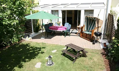 Grosse überdachte Terrasse im eingezäunten Garten.... wir verlängern Ihre Sommersaison, hier können Sie bis weit in den Herbst hinein ausspannen, grillen,.....