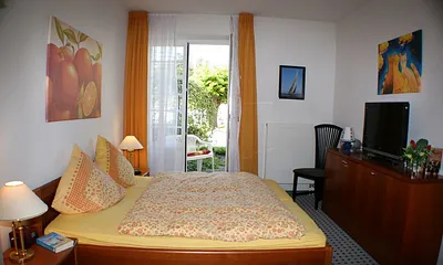 Schlafzimmer mit Ausgang auf die Terrasse