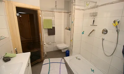Bad mit Walk-in-Dusche  und Sauna