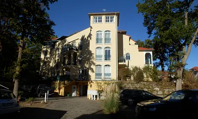 Residenz "Grüne Düne" - Seitenansicht Einfahrt Tiefgarage