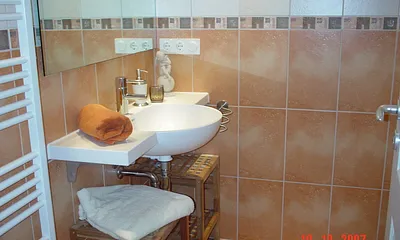 Badezimmer mit WC und Dusche