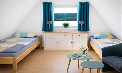 Dreibettzimmer mit TV