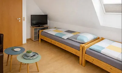 Dreibettzimmer mit TV