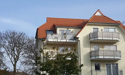 Die Wohnung hat einen Balkon unter freiem Himmel.