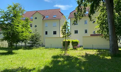 Wohnküche mit Herd, Geschirrspüler, Mikrowelle, Kaffeemaschine etc.