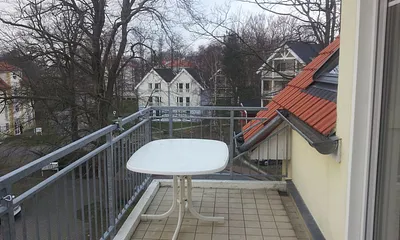 Der luftige Balkon unter freiem Himmel erlaubt eine phantastische Sicht in die naheliegenden Buchenwipfel.