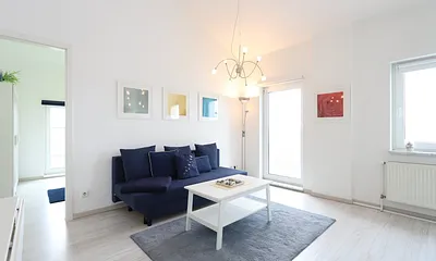 Ohnzimmer mit Blick ins Schlafzimmer