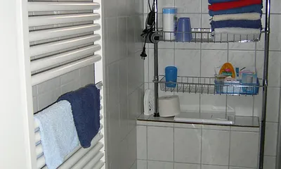 Blick ins Bad mit Dusche + WC Handtücher bei uns inklusive