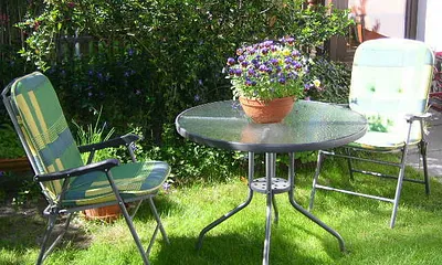 Sitzplatz mit Grillmöglichkeit im Garten