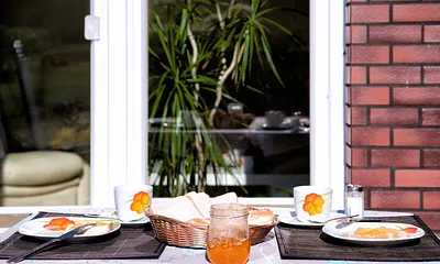 Beim Frühstück auf der Teerasse vor der Ferienwohnung