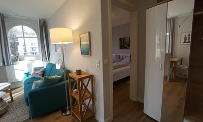 Blick von Küchenzeile zum Schlafsofa und ins Schlafzimmer