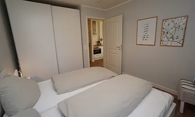 Blick vom Schlafzimmer zum Flur und Wohn-Esszimmer