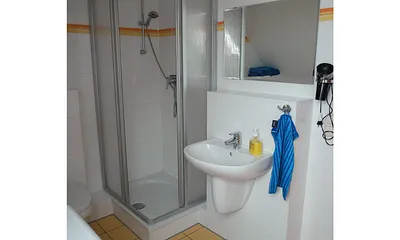 Duschbad mit Waschmaschine und Fenster