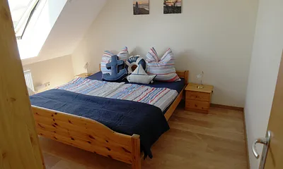 1. Schlafraum mit großem Panoramafenster und Außenjalousie