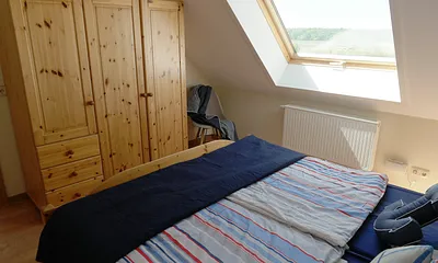 1. Schlafraum mit großem Panoramafenster und Außenjalousie