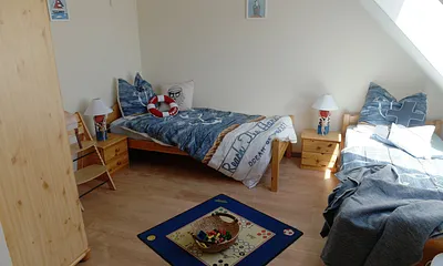 2. Schlafraum mit großem Panoramafenster und Außenjalousie