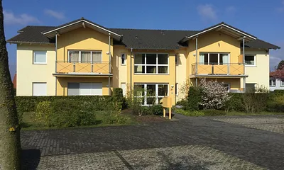 Ferienhaus Ansicht vorne mit Parkplätze