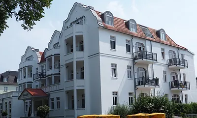 Außenansicht Nord-West mit Blick auf die Dachterrasse der Wohnung