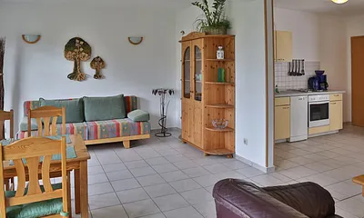 Wohnbereich mit Blick in den Küchenbereich