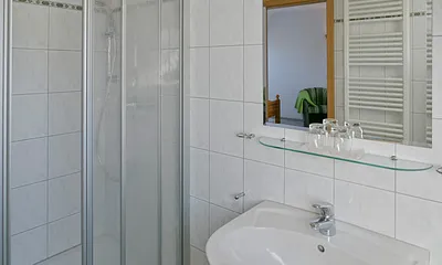 Dusche im Badezimmer