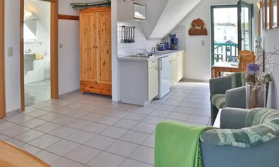 Küche und Essbereich mit Blick ins Bad