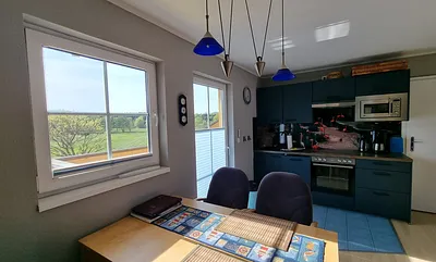 Eßtisch mit Küchenzeile