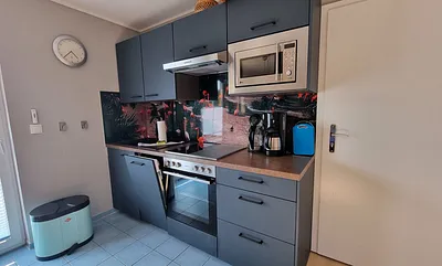 Küchenzeile mit Mikrowelle, Backofen und Spülmaschnine