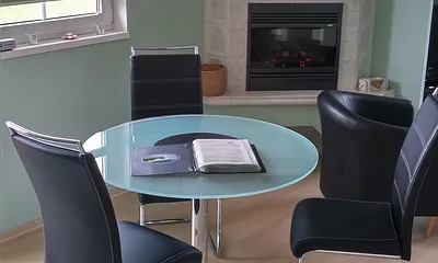 Eßtisch mit Elektroeffektkamin