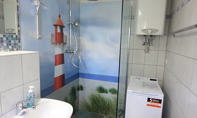 Ebenerdige Dusche mit Waschmaschine