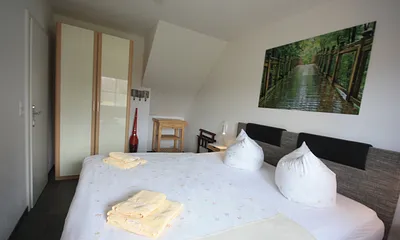 Elternschlafzimmer mit Boxspringbett und Platz für Kinderbett (60*120)