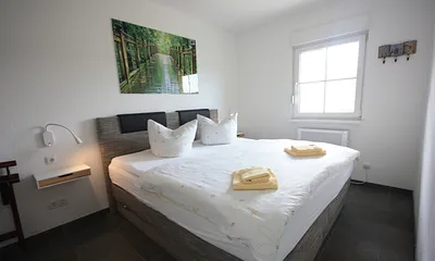 Schlafzimmer, Fenster mit Jalousie und Mückenschutz