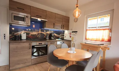 Küchenzeile mit Spülmaschine, Backofen, Mikrowelle und neuer Seebrücke